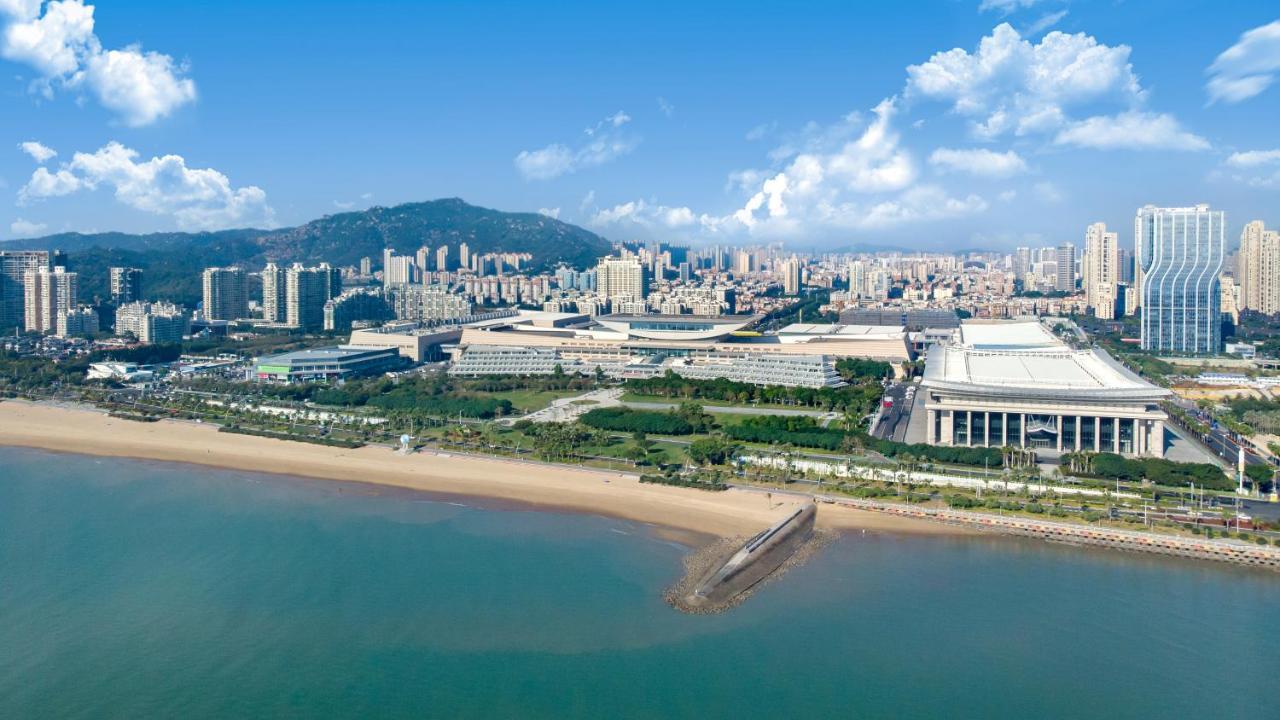 Xiamen International Seaside Hotel -Hotel Corridor Leads To The Stone Exhibition Hall Екстер'єр фото