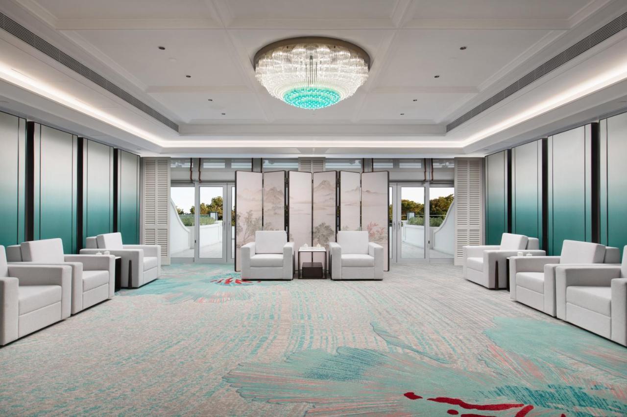 Xiamen International Seaside Hotel -Hotel Corridor Leads To The Stone Exhibition Hall Екстер'єр фото
