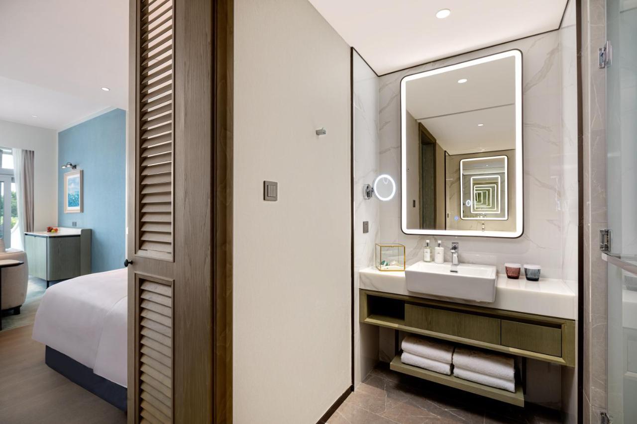 Xiamen International Seaside Hotel -Hotel Corridor Leads To The Stone Exhibition Hall Екстер'єр фото