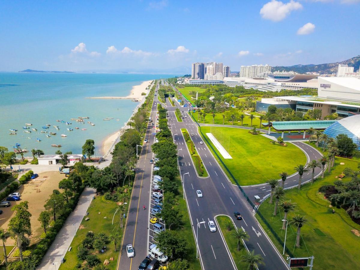 Xiamen International Seaside Hotel -Hotel Corridor Leads To The Stone Exhibition Hall Екстер'єр фото