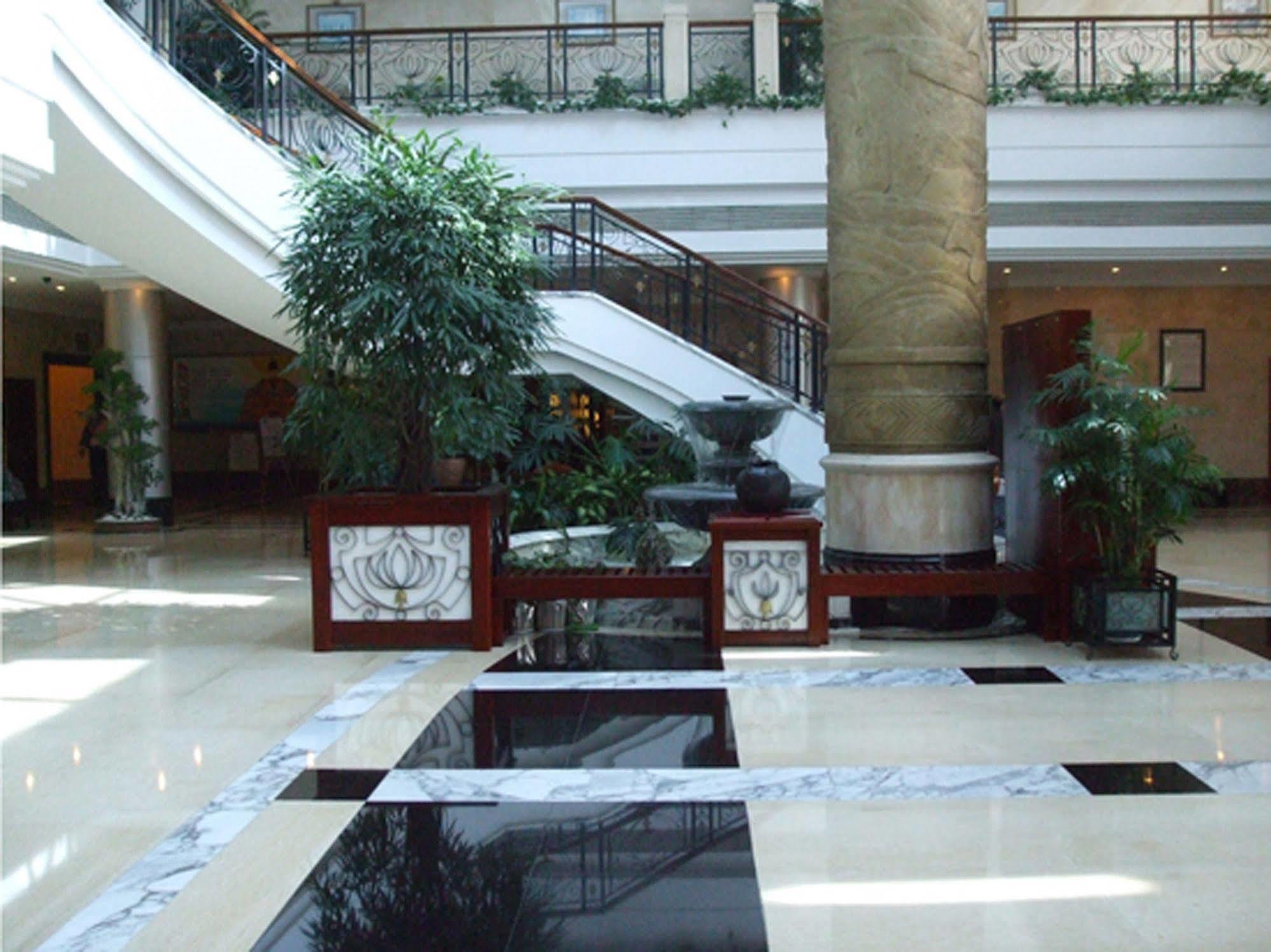 Xiamen International Seaside Hotel -Hotel Corridor Leads To The Stone Exhibition Hall Екстер'єр фото