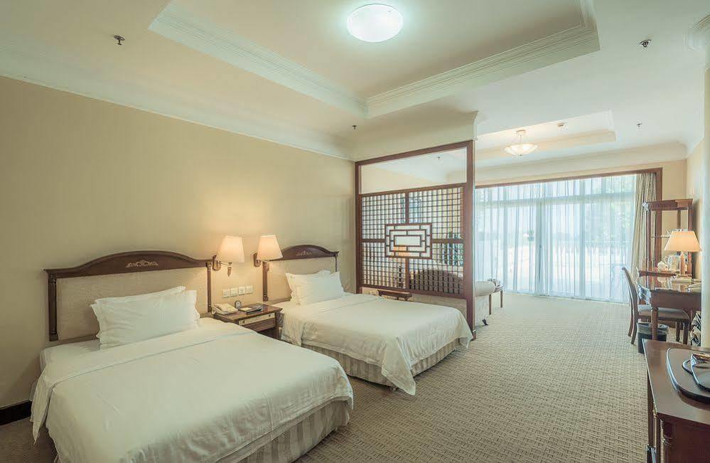 Xiamen International Seaside Hotel -Hotel Corridor Leads To The Stone Exhibition Hall Екстер'єр фото